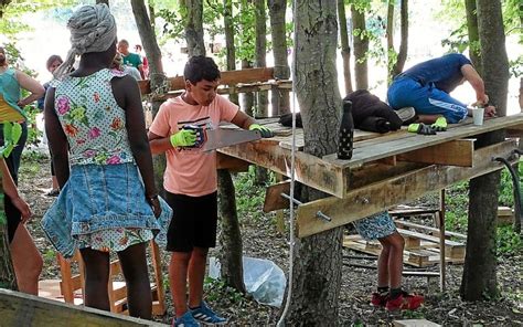 Ils Ont Tout L T Pour Apprendre Faire Des Cabanes Sous Les Arbres