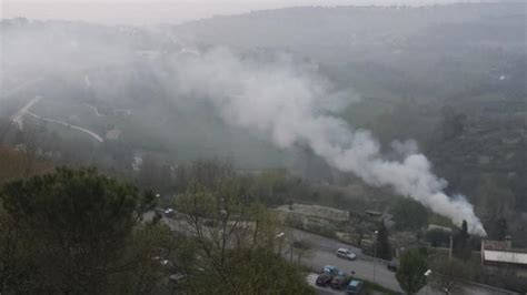 Sterpaglie A Fuoco Nuvola Di Fumo Sulle Strade