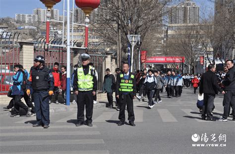 府谷公安交警城区中队：站好护学岗 撑起“平安伞”校园周边管理工作