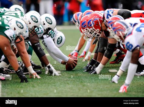 Nfl scrimmage line hi-res stock photography and images - Alamy