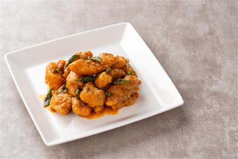 Pescado Dori Frito Crujiente Recubierto Con Huevo Salado En Un Plato