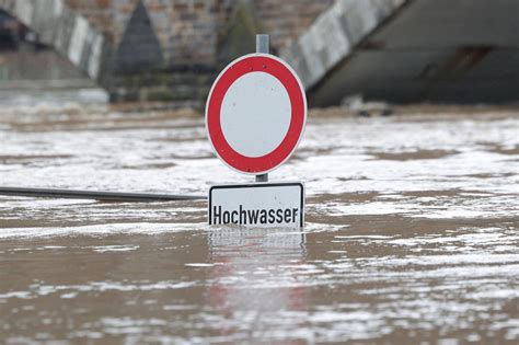 Unwetter Lage In Deutschland DWD Mit Neuer Regen Warnung Frau Stirbt