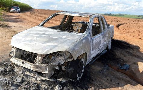 Corpos carbonizados são achados dentro de carro em canavial de