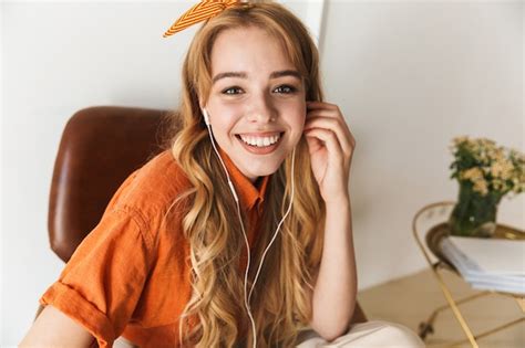 Retrato De Una Sonriente Joven Rubia Sonriente Positiva Optimista En