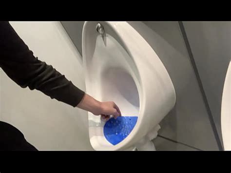 maricón limpia el urinario XVIDEOS