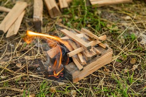 Primer Plano De Trozos De Madera En Llamas Picados Como Le A Tirada En