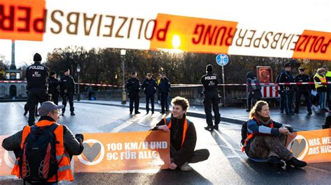 Razzia Gegen Klimaschutz Aktivisten In Sechs Bundesl Ndern Welt