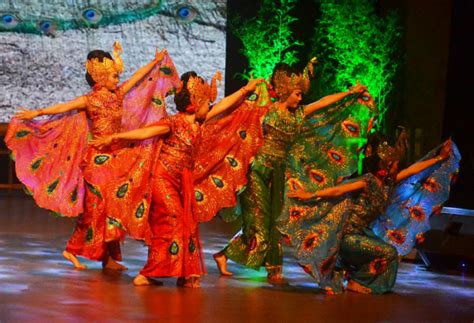 Tari Gandrung Sejarah Tata Busana Dan Perkembangannya Gramedia