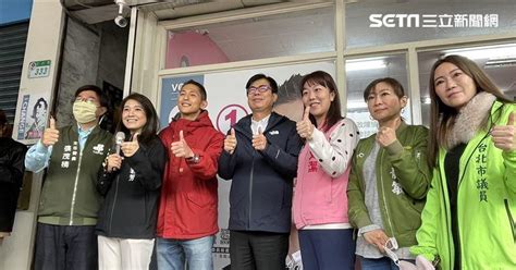 多圖／農夫農婦都來了！吳怡農、陳其邁車掃拜票 支持者嗨翻搶握手 2022 縣市長九合一選舉｜yahoo奇摩新聞