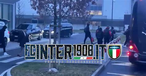 Video Fcin Milan Atterrato A Malpensa Teste Basse Dopo Il Ko In