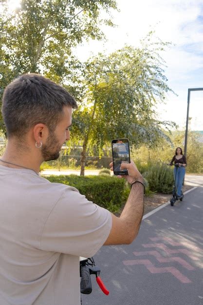 Patinete El Ctrico Guy Graba A Su Novia C Mo Usar Un Patinete El Ctrico