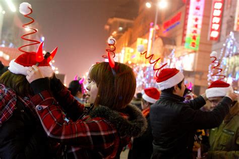 8 Unique Christmas Traditions In China Revealed