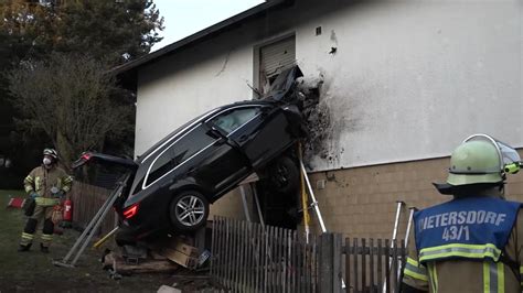 Tödlicher Autounfall in Bayern Audi Fahrer rast in Hauswand in