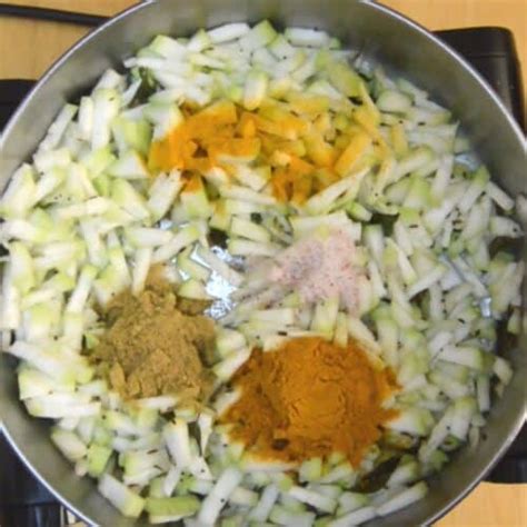 Sorakaya Curry (Bottle Gourd Curry) - Flavours Treat