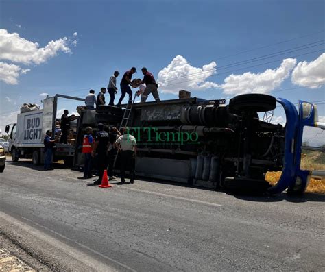 Camión de cerveza vuelca en la carretera 30 entre Frontera y San