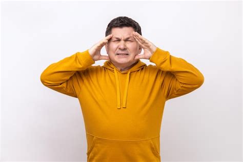 Hombre De Mediana Edad Masajeando Las Sienes Sintiendo Dolor De Cabeza