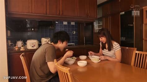 La Voluptuosa Hermana Mayor De Mi Novia Me Hizo Un Acicalamiento Anal Y