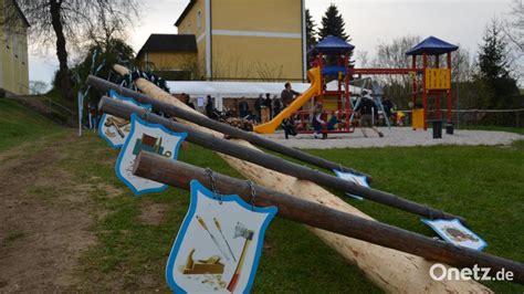 25 Meter hoher Maibaum kündigt den Wonnemonat an Onetz