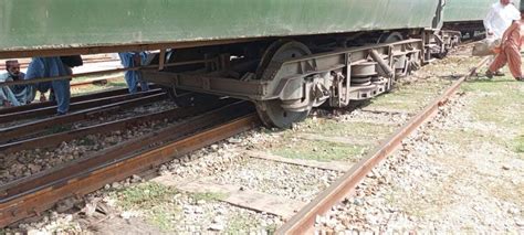 dn fareed express derailed  kotri railway junction incpak