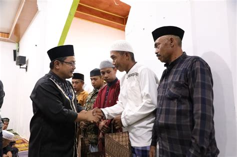 Safari Ramadhan Di Uluere Pj Bupati Bantaeng Serahkan Bantuan Dana