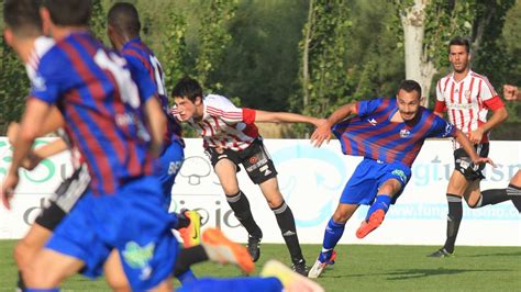 La SD Huesca presenta su nueva equipación Noticias de SD Huesca en