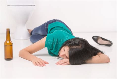 Femme Ivre Se Trouvant Sur Le Plancher De Toilette Image Stock Image