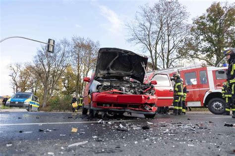 Hildburghauen Auto Brennt Nach Unfall Komplett Aus Hildburghausen