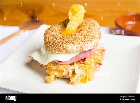 Delicioso S Ndwich De Jam N Y Huevo En Pan De Bagel Un Bagel Es Un Pan