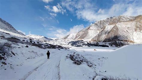 Shantui Service Engineers Escort Machinery And Equipment On The Tibetan