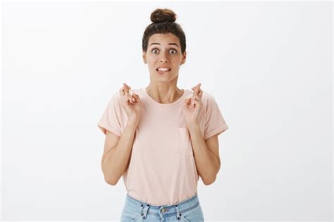 Mujer Elegante Joven Esperanzada Y Emocionada Que Presenta Contra La