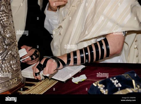 Bar Mitzvah judíos procedentes de edad phylacteries ritual en los