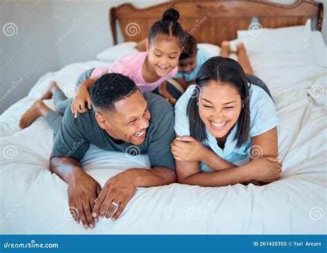 Familia Feliz Con Ni Os Sonriendo Y Acostados En La Cama Madre Y Padre