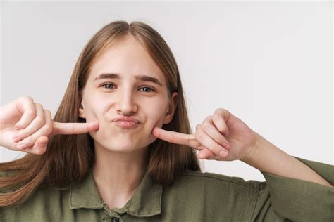 Foto De Uma Mulher Caucasiana Engra Ada Apontando Os Dedos Para As