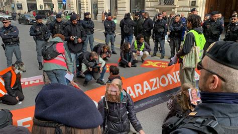 Roma Ultima Generazione Blocca Via Del Corso Gli Attivisti Per Il