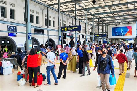 Pada April Penumpang Kereta Berangkat Dari Gambir Dan Pasar