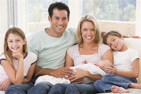 Familia En La Sala De Estar Con Beb Sonriendo Fotograf A De Stock