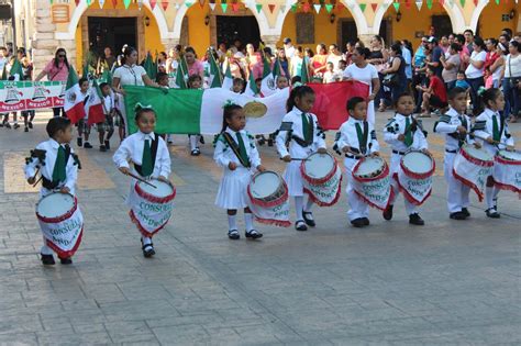 Pequeños de preescolar inician fiestas patrias con desfile Valladolid