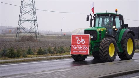 Paraliż komunikacyjny na drogach Rolnicy wyjechali na traktorach