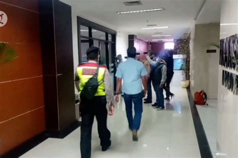 Tim Penyidik KPK Geledah Gedung DPRD Provinsi Jabar ANTARA News