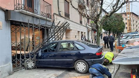 Un Turismo Se Empotra Contra Un Escaparate En Graus Por Un Fallo Mec Nico