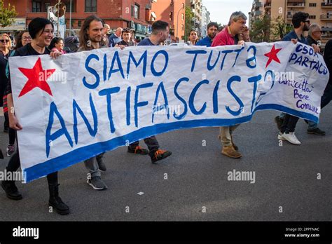 Los Manifestantes Sostienen Una Pancarta Que Dice Todos Somos