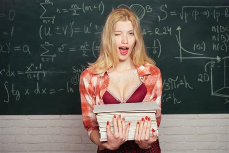 Vrouwelijke Universitaire Student Op Campus Na Examen Sensuele Student