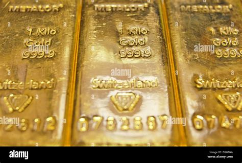 1 Kilogram gold bars Stock Photo - Alamy