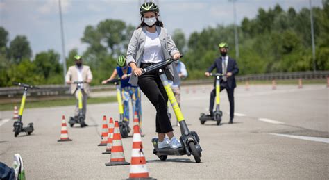 Sicurezza Stradale Pi Controlli E Casco Su Monopattini Giro Di Vite