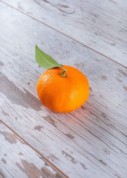 Mandarina Fresca Con Hojas En La Mesa De Madera Foto Gratis