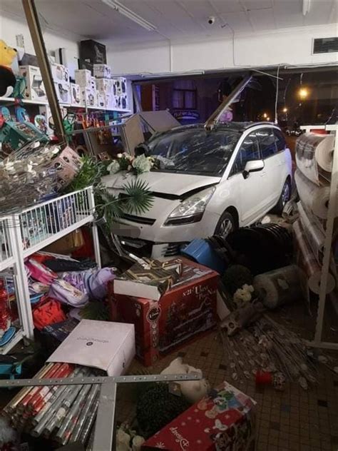 Une Voiture Fonce Dans La Vitrine D Un Magasin Ransart Photos Rtl