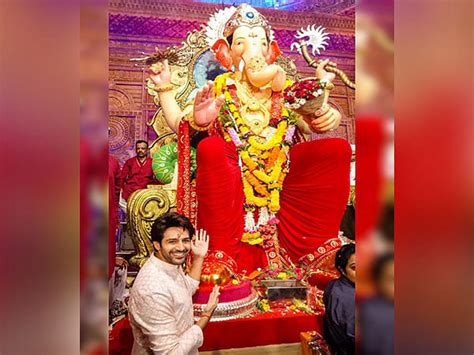 Kartik Aaryan Visits Lalbaugcha Raja To Seek Blessings On Ganesh