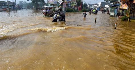 Indonesian Capital Slammed By Monsoon Floods More Than 1000 Forced To