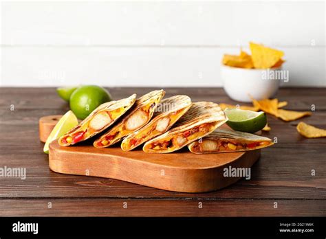 Tabla Con Sabrosas Quesadillas Y Lima Sobre Fondo De Madera Fotograf A