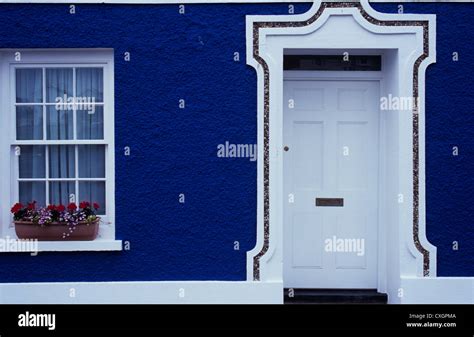 Detalle de casa con paredes pintadas de azul oscuro y elegante puerta y ...